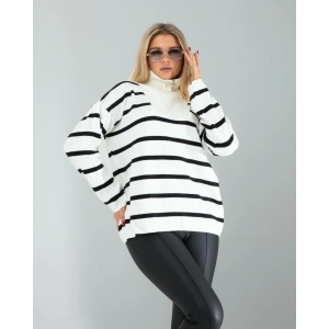 Beyaz Dik Yaka Çizgili Triko Kazak