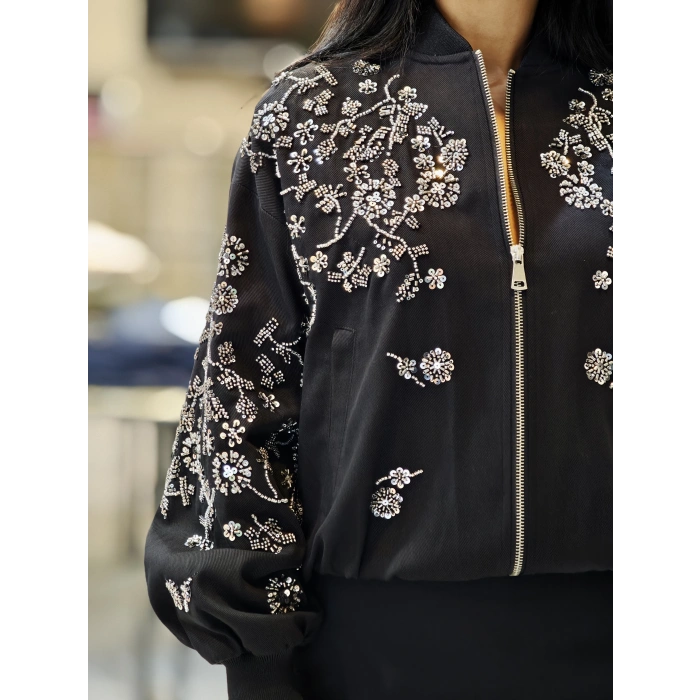 IŞILTILI İŞLEMELİ SİYAH BOMBER CEKET