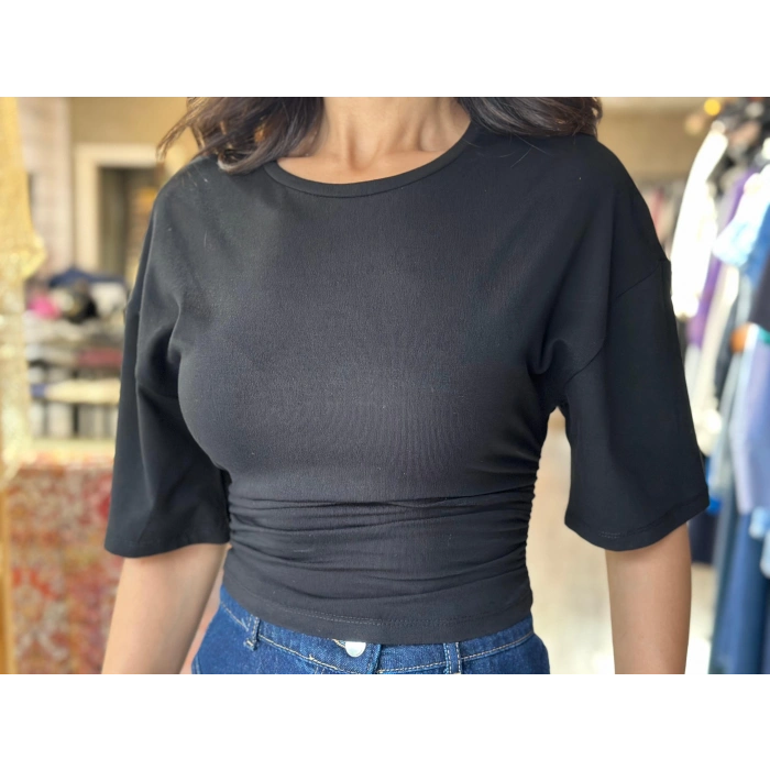 BELİ BÜZGÜLÜ SİYAH TİŞÖRT