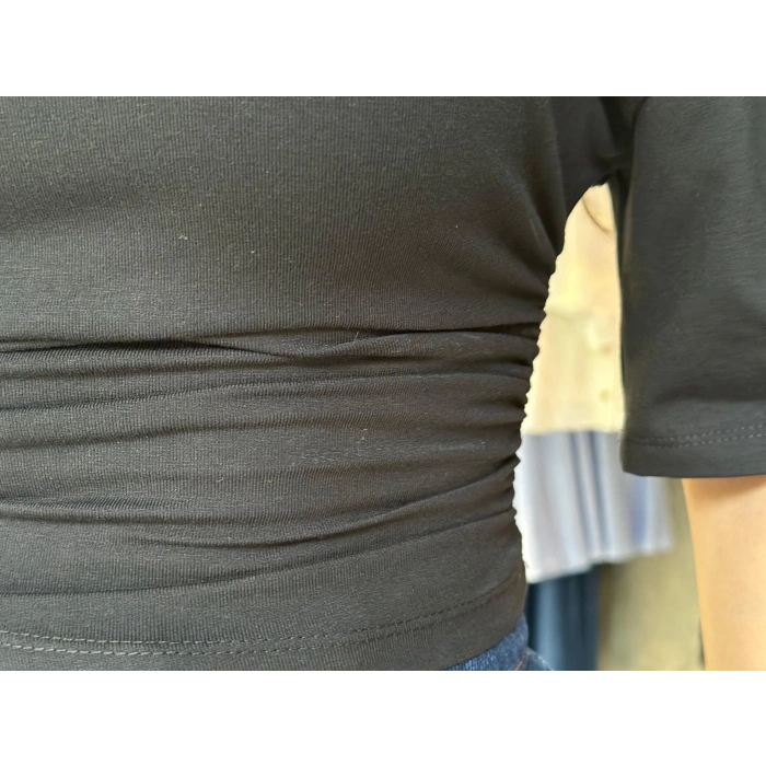 BELİ BÜZGÜLÜ SİYAH TİŞÖRT