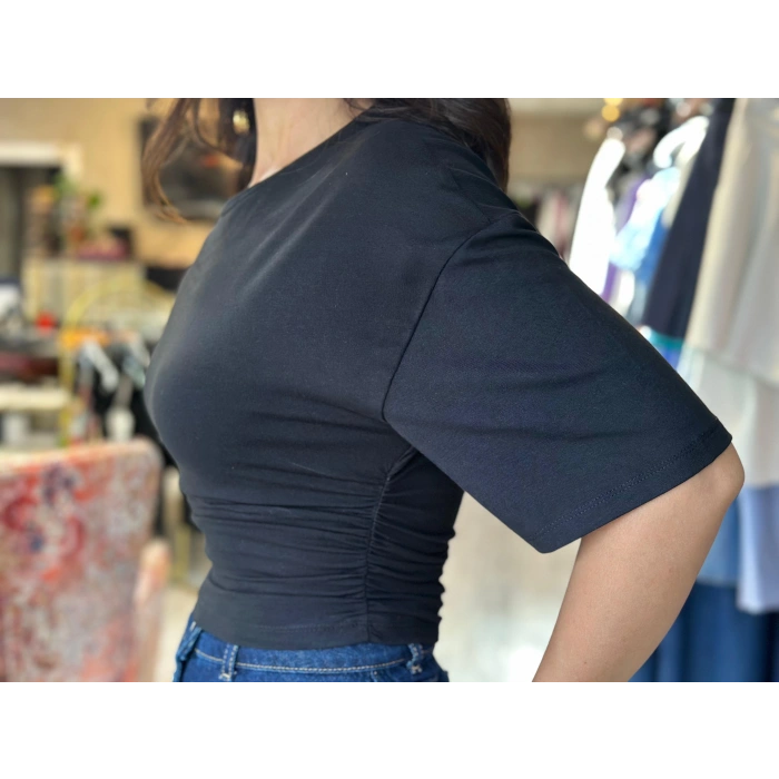 BELİ BÜZGÜLÜ SİYAH TİŞÖRT