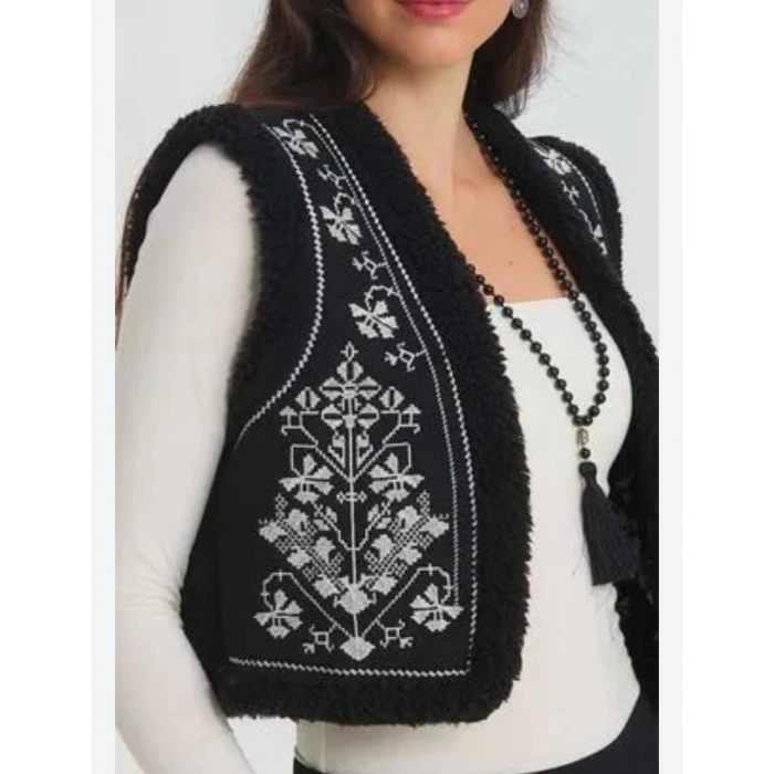 BEYAZ NAKIŞLI SİYAH KÜRKLÜ YELEK