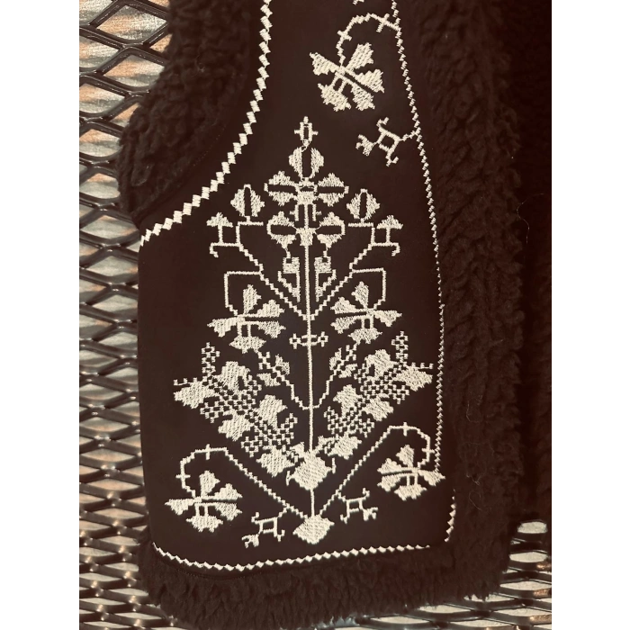 BEYAZ NAKIŞLI SİYAH KÜRKLÜ YELEK