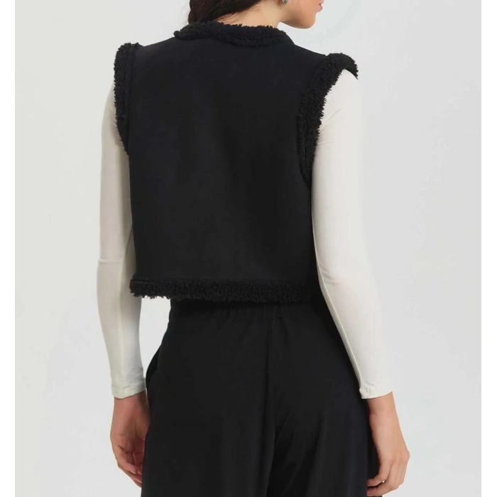 BEYAZ NAKIŞLI SİYAH KÜRKLÜ YELEK