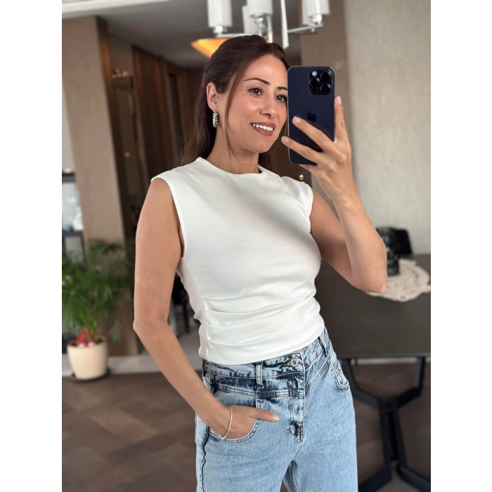 BEYAZ YANDAN PİLE DETAY TİŞÖRT