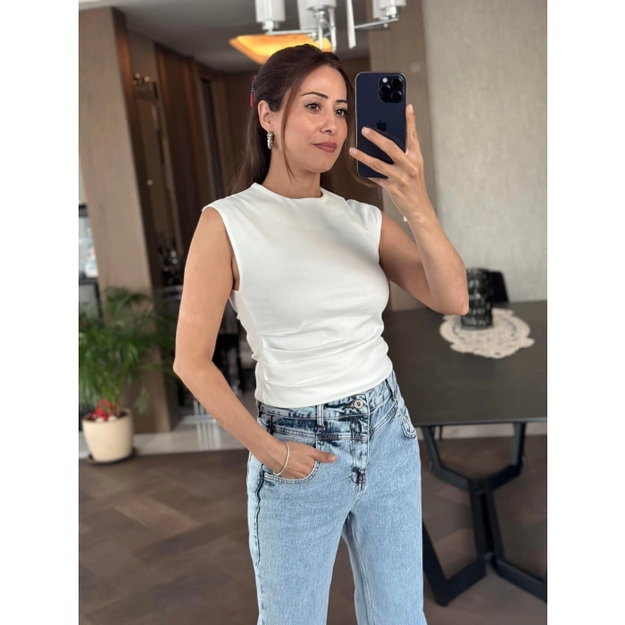 BEYAZ YANDAN PİLE DETAY TİŞÖRT
