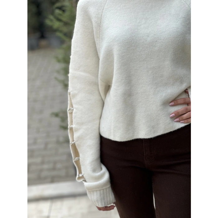 BİSİKLET YAKA KOLLARI AKSESUARLI EKRU KAZAK