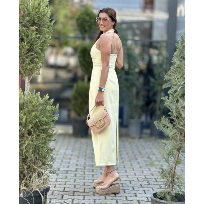 BOYUNDAN ASKILI SARI ELBİSE