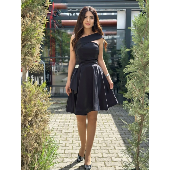 BROŞLU ASKILI ABİYE ELBİSE