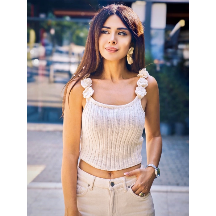 ÇİÇEK DETAYLI TRİKO BLUZ EKRU