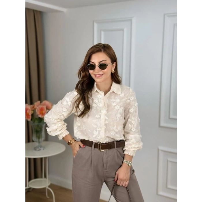 ÇİÇEK KABARTMALI GÖMLEK