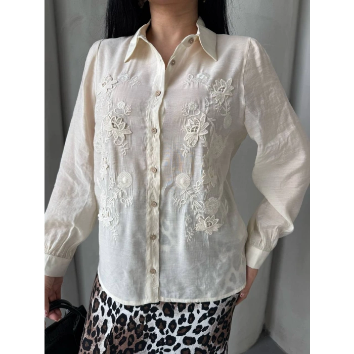 ÇİÇEK NAKIŞLI EKRU GÖMLEK