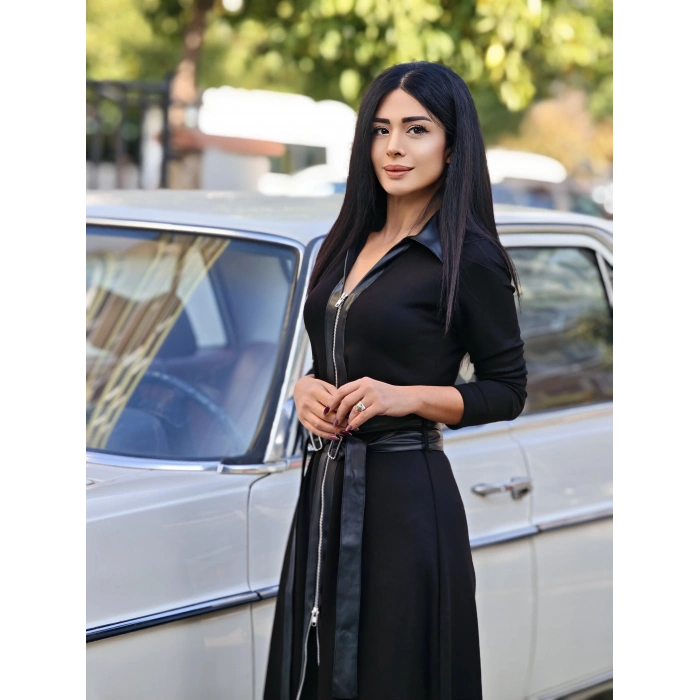 DERİ ÇAPRAZ KEMERLİ SİYAH ELBİSE