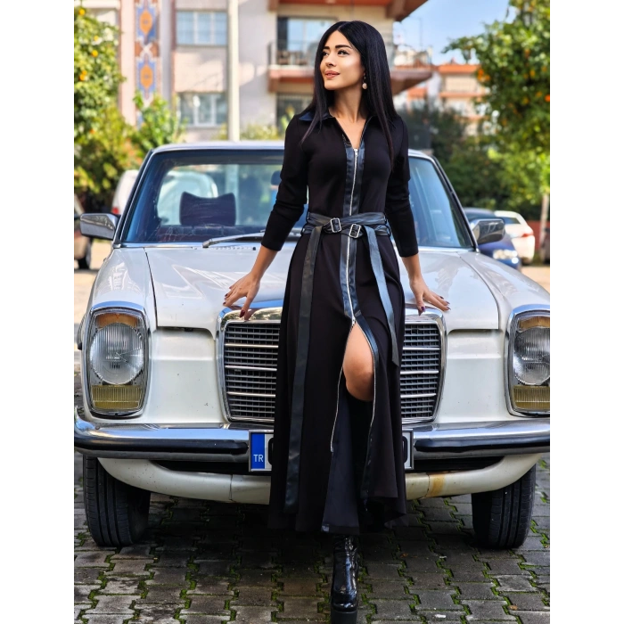 DERİ ÇAPRAZ KEMERLİ SİYAH ELBİSE