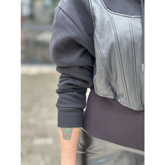 DERİ DETAY KAPUŞONLU ELBİSE