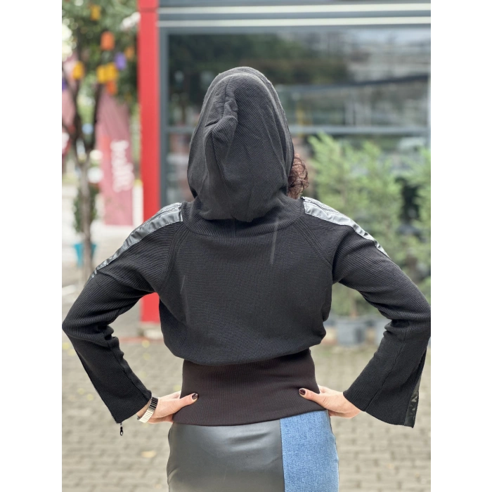 DERİ VE KOT DETAYLI KAPUŞONLU TRİKO