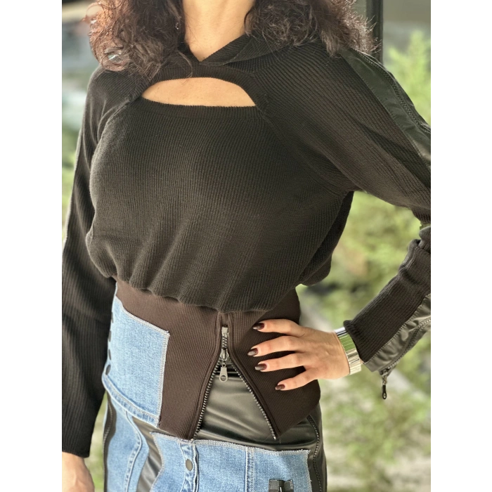 DERİ VE KOT DETAYLI KAPUŞONLU TRİKO