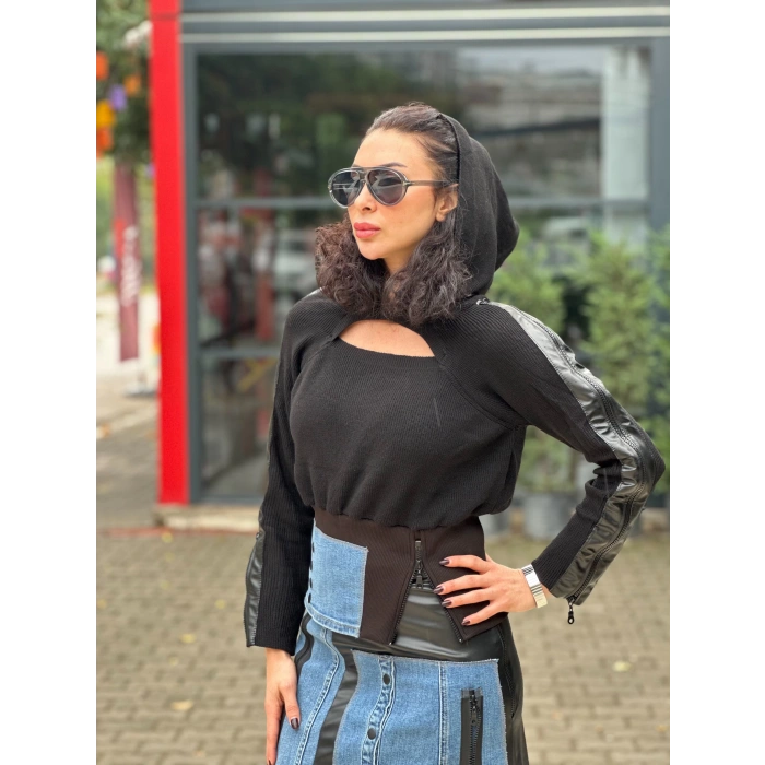 DERİ VE KOT DETAYLI KAPUŞONLU TRİKO