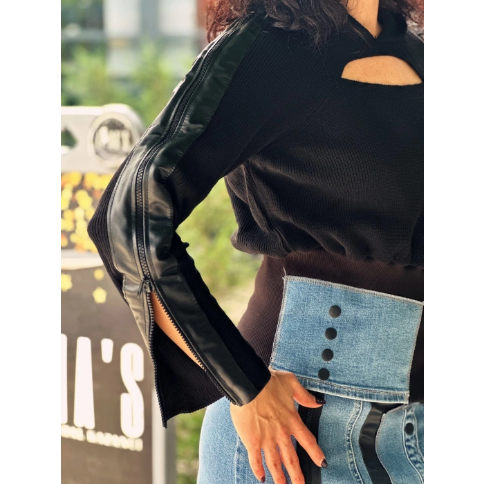 DERİ VE KOT DETAYLI KAPUŞONLU TRİKO