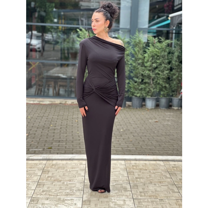 DÜŞÜK OMUZ YAN DÜĞÜMLÜ SİYAH ELBİSE