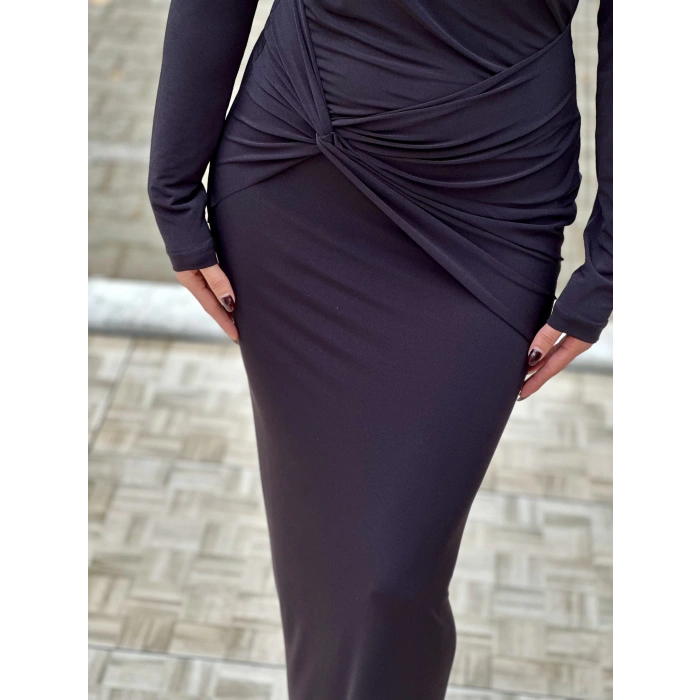 DÜŞÜK OMUZ YAN DÜĞÜMLÜ SİYAH ELBİSE