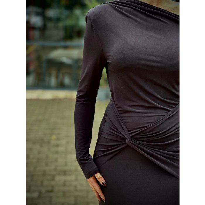 DÜŞÜK OMUZ YAN DÜĞÜMLÜ SİYAH ELBİSE