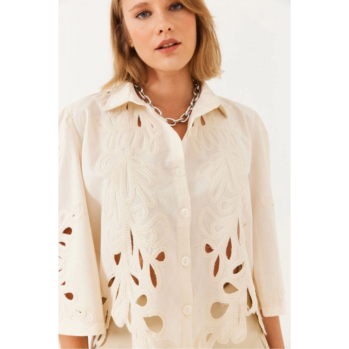 İŞLEMELİ EKRU GÖMLEK