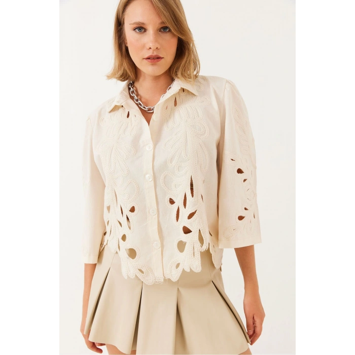 İŞLEMELİ EKRU GÖMLEK