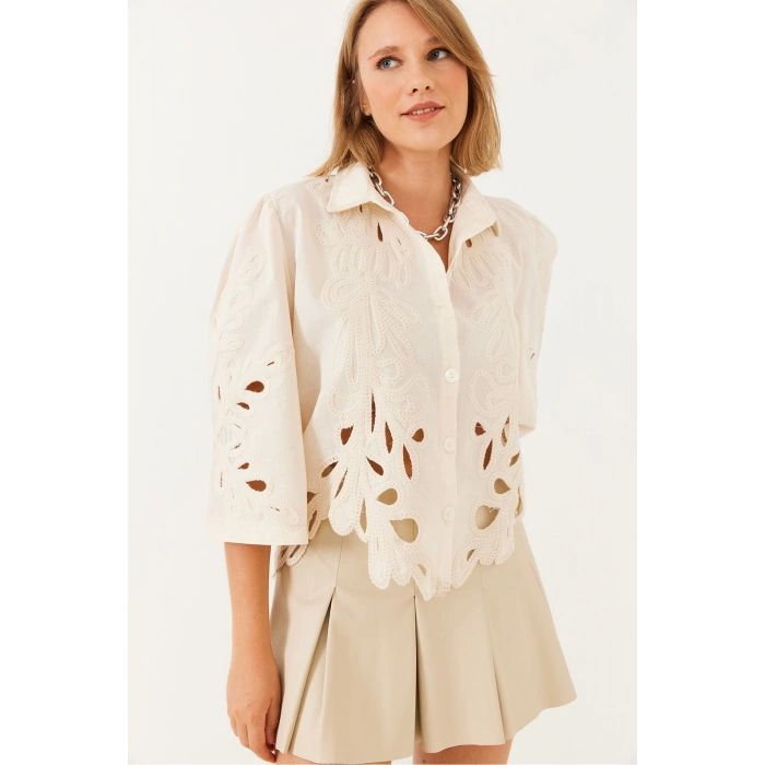 İŞLEMELİ EKRU GÖMLEK