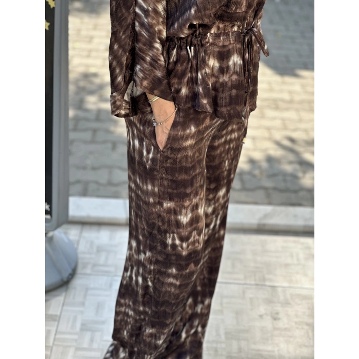 KAHVE DESENLİ FERMUARLI SATEN GÖRÜNÜMLÜ TAKIM