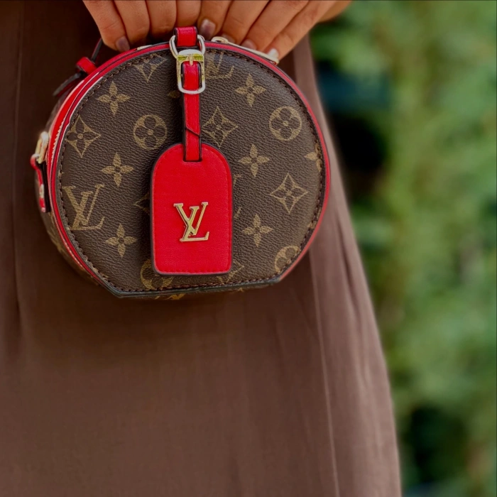 KAHVERENGİ MİNİ ÇANTA KIRMIZI DETAYLI