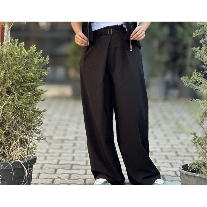 KEMERLİ KAPAKLI SİYAH PANTOLON