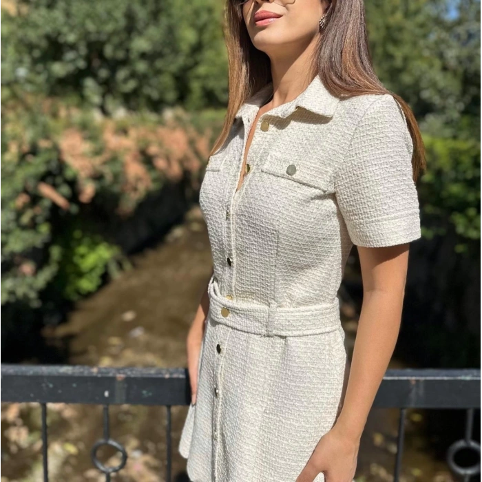 KREM RENK TÜVİT DORE DÜĞMELİ ELBİSE