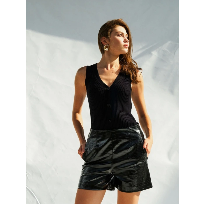 KROKODİL DESENLİ DERİ ŞORT