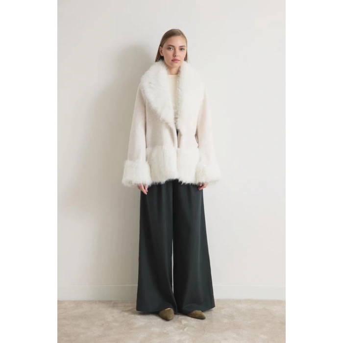 KÜRKLÜ DESENLİ BEYAZ KABAN