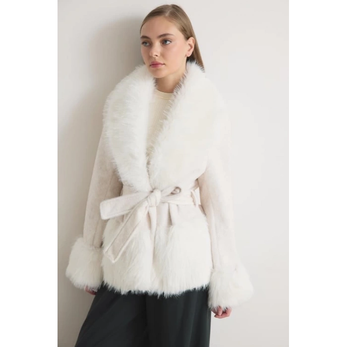 KÜRKLÜ DESENLİ BEYAZ KABAN