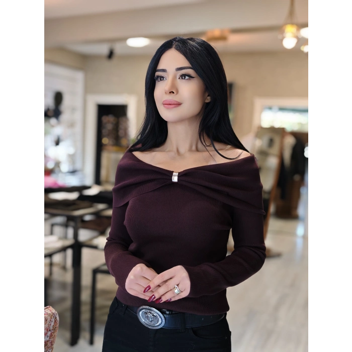 MADONNA YAKA BROŞLU TRİKO