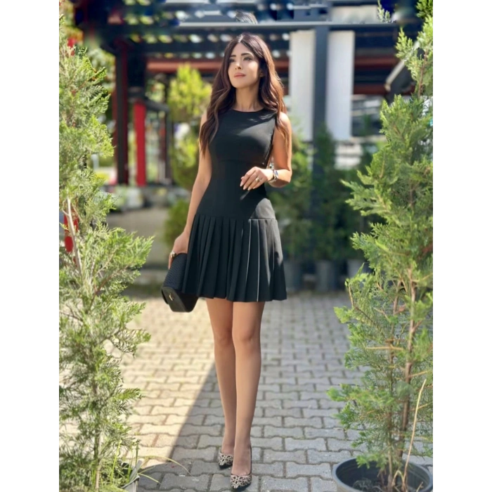 PİLELİ ETEKLİ SİYAH ELBİSE