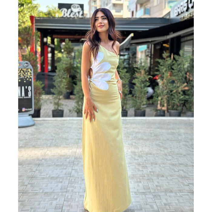 SARI ÇİÇEK DETAYLI BEL DEKOLTELİ ELBİSE