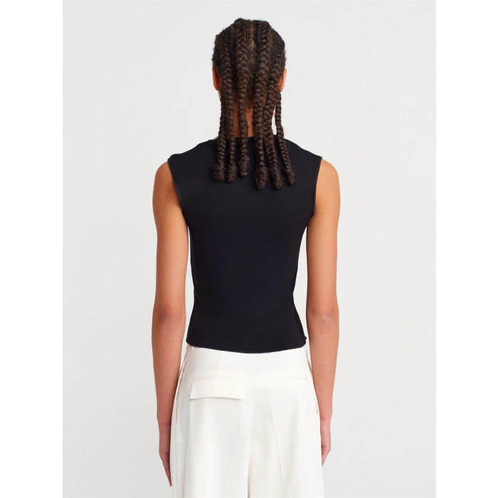 SİYAH BÜZGÜ DETAY BLUZ