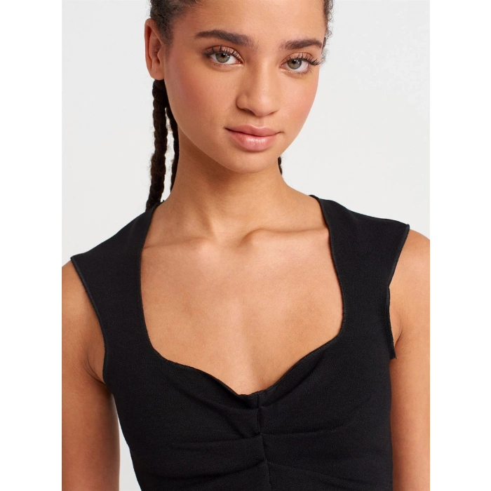 SİYAH BÜZGÜ DETAY BLUZ