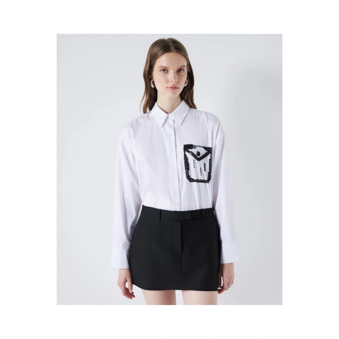 SİYAH CEP PUL İŞLEMELİ GÖMLEK