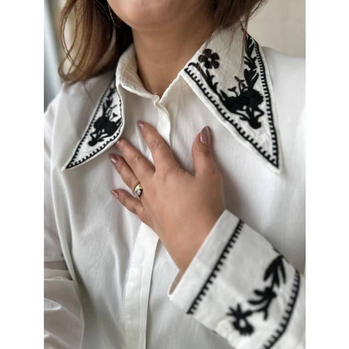 SİYAH NAKIŞLI YAKA BEYAZ GÖMLEK