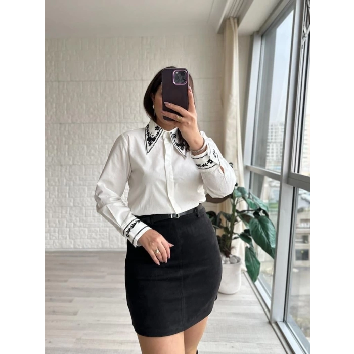 SİYAH NAKIŞLI YAKA BEYAZ GÖMLEK