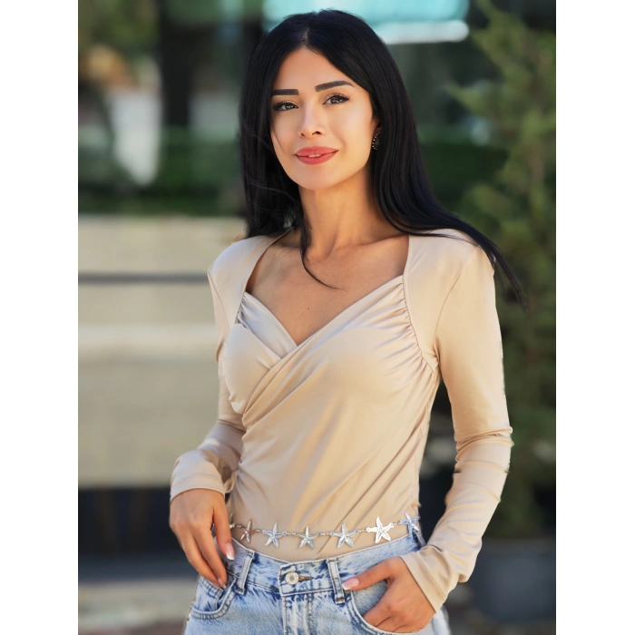 TAŞ RENGİ KRUVAZE YAKA DRAPELİ BLUZ