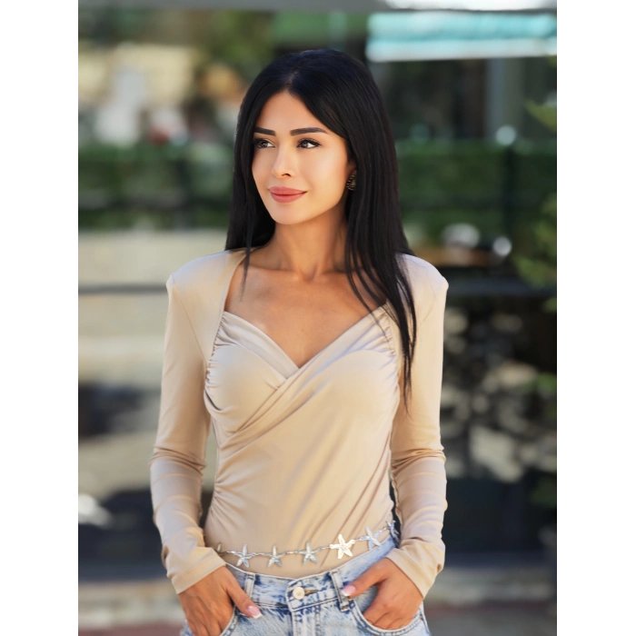 TAŞ RENGİ KRUVAZE YAKA DRAPELİ BLUZ