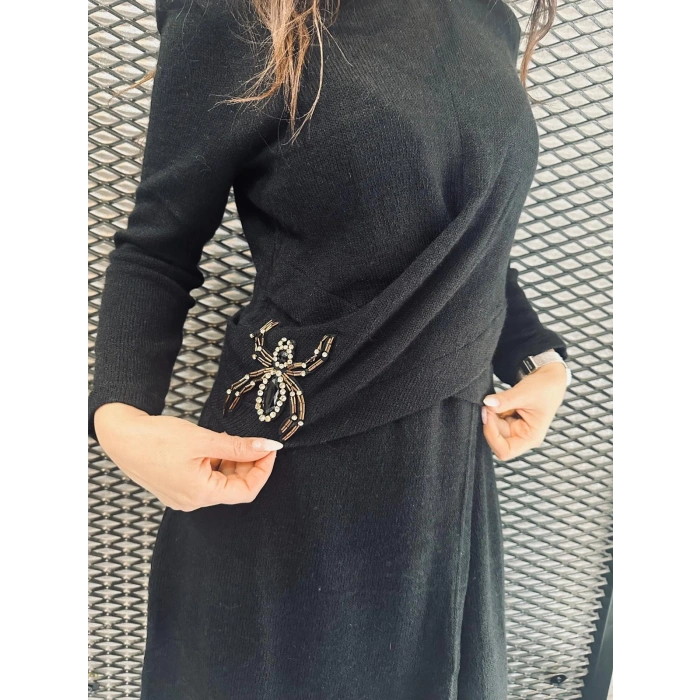 TAŞLI BROŞ DETAY TRİKO ELBİSE