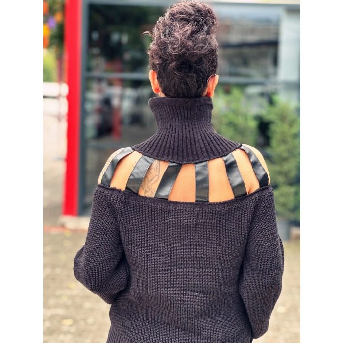 TAŞLI DERİ PENCERE DETAY SİYAH BOĞAZLI KAZAK