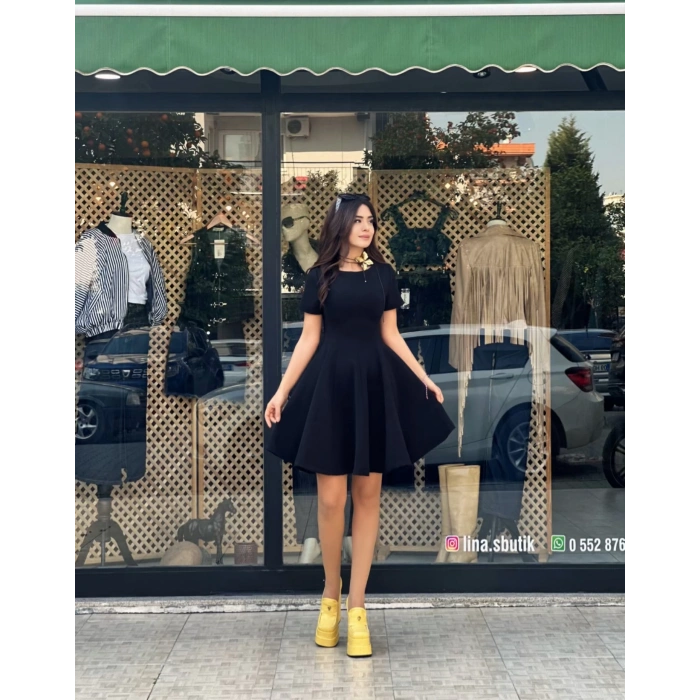 TOK KUMAŞ ETEKLERİ VOLAN SİYAH ELBİSE