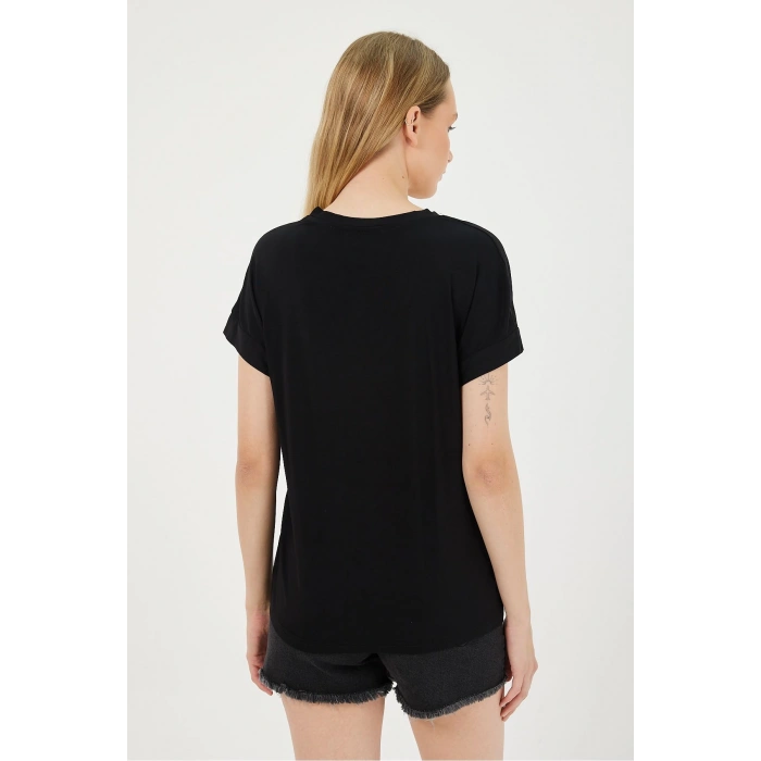 V YAKA SİYAH TİŞÖRT